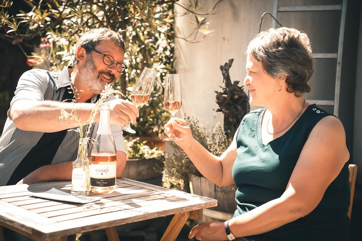 Weingut Rieger - Bernhard & Josepha Rieger genießen einen Pinot Rosé Sekt